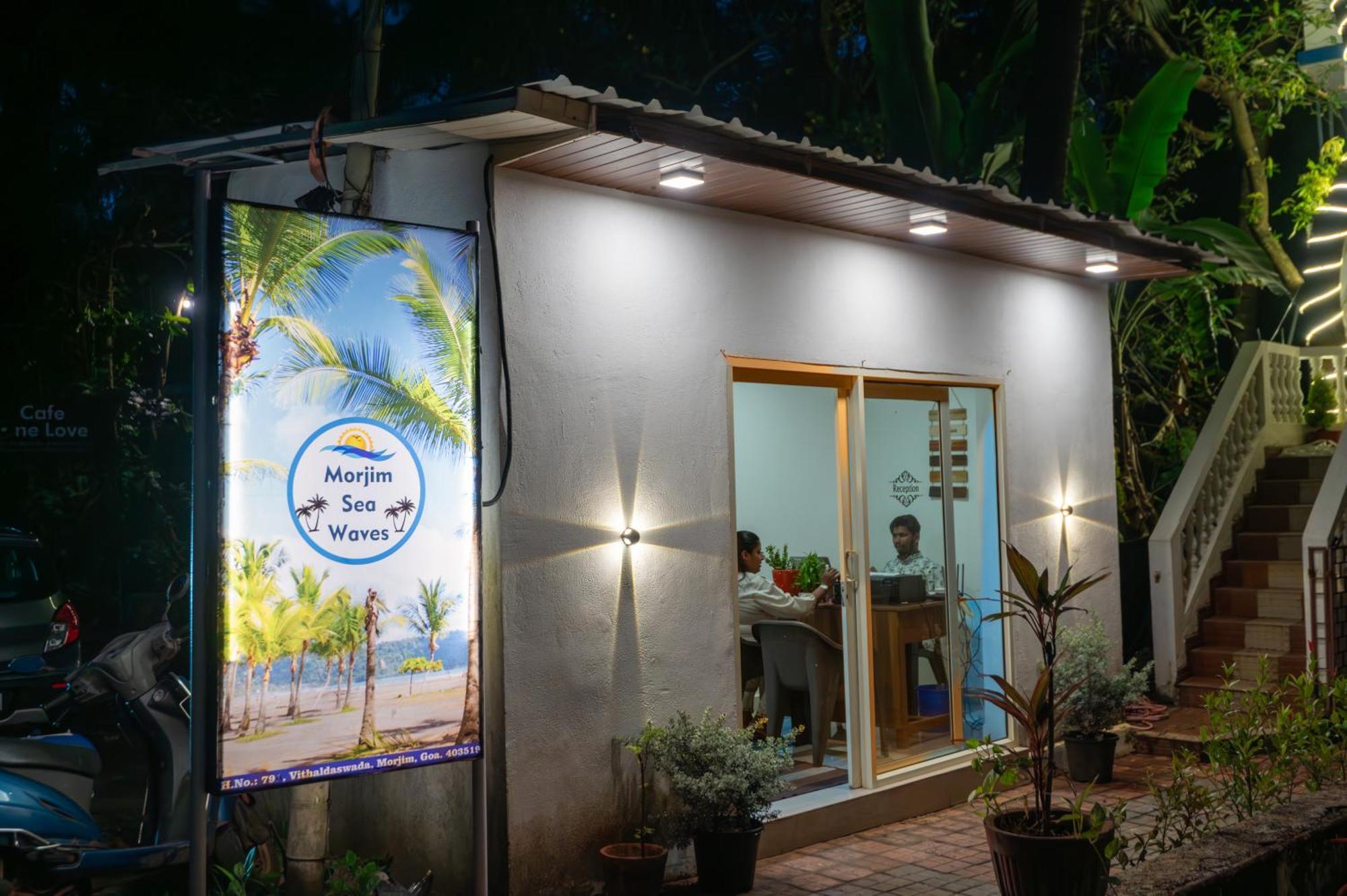 Morjim Sea Waves-Beach Front Hotel 外观 照片